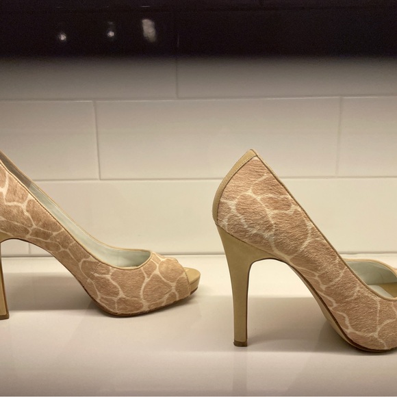 Women’s Nine West stiletto open toe cowhide shoe. Size 7 1/2. Beige & Brown - Picture 3 of 7